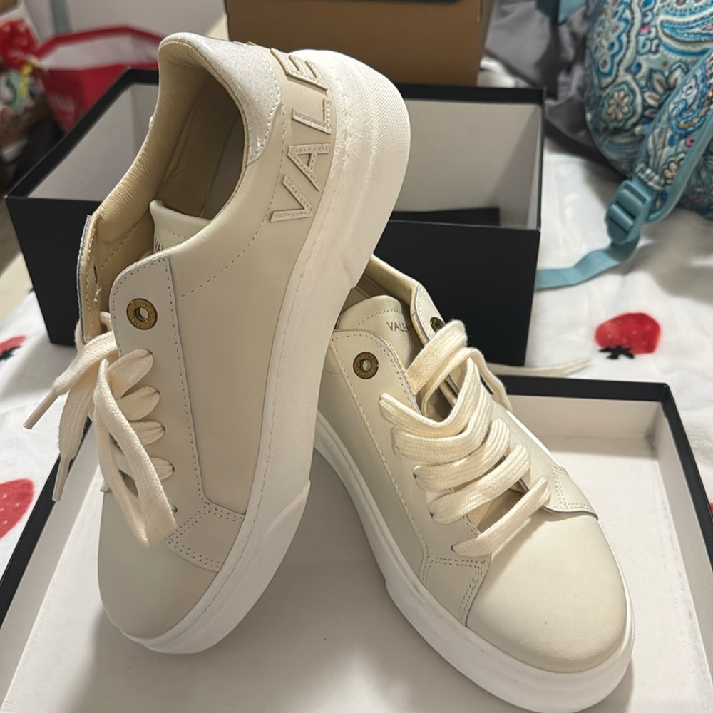 Hi! I’m selling these cream Alice leather VALENTINO sneakers!